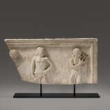 A ROMAN MARBLE RELIEF FRAGMENT - фото 7