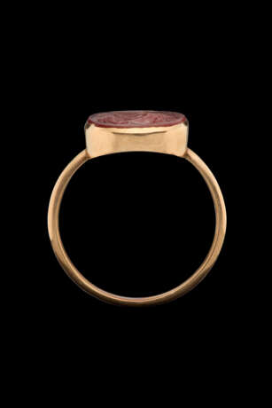 A EUROPEAN CARNELIAN RINGSTONE WITH A LAUREATE PORTRAIT OF AN EMPEROR - Foto 2