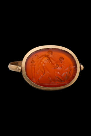 A EUROPEAN CARNELIAN RINGSTONE WITH A SATYR AND A WOMAN - фото 1