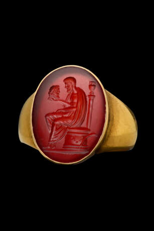 A EUROPEAN CARNELIAN RINGSTONE WITH A SEATED PHILOSOPHER HOLDING A MASK - Foto 1