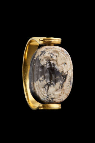 AN ETRUSCAN CALCIFIED GRAY JASPER SCARAB WITH A NUDE YOUTH AND A DOG - фото 1