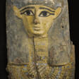 AN EGYPTIAN PAINTED WOOD COFFIN LID - Auktionsarchiv