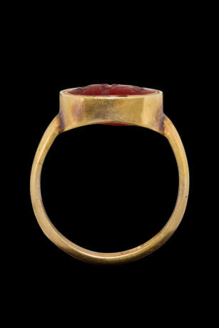 A ROMAN CARNELIAN RINGSTONE WITH WRESTLERS AND TRAINERS - photo 2