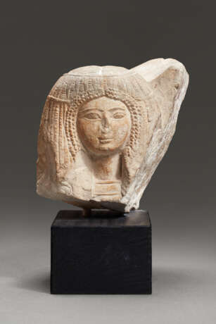 AN EGYPTIAN LIMESTONE PORTRAIT HEAD OF A WOMAN - фото 1