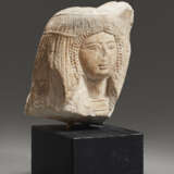 AN EGYPTIAN LIMESTONE PORTRAIT HEAD OF A WOMAN - фото 2