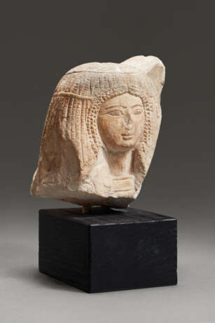 AN EGYPTIAN LIMESTONE PORTRAIT HEAD OF A WOMAN - фото 3