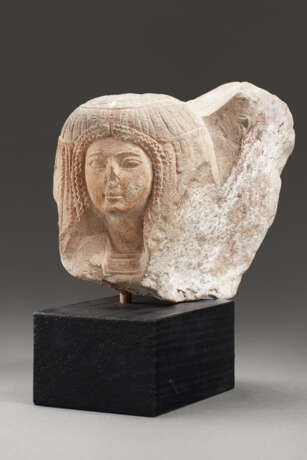 AN EGYPTIAN LIMESTONE PORTRAIT HEAD OF A WOMAN - Foto 4