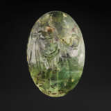 A EUROPEAN PLASMA RINGSTONE WITH A WARRIOR WITH MASK OR SEVERED HEAD - Foto 2