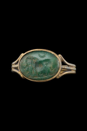 A ROMAN GREEN CHALCEDONY RINGSTONE WITH A LION - Foto 1