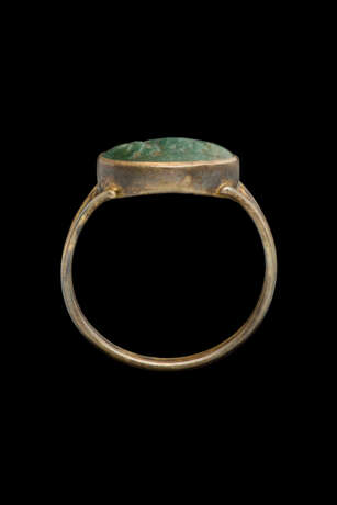 A ROMAN GREEN CHALCEDONY RINGSTONE WITH A LION - Foto 2