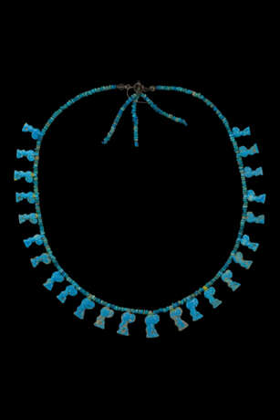 AN EGYPTIAN FAIENCE PENDANT NECKLACE - Foto 1
