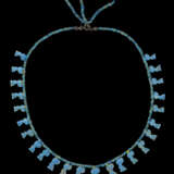 AN EGYPTIAN FAIENCE PENDANT NECKLACE - Foto 2