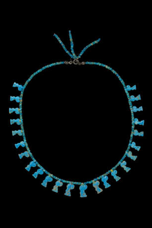 AN EGYPTIAN FAIENCE PENDANT NECKLACE - Foto 2