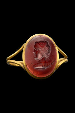 A ROMAN GARNET RINGSTONE WITH A WINGED BUST OF VICTORIA - фото 1