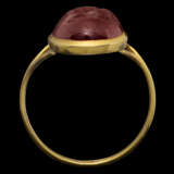 A ROMAN GARNET RINGSTONE WITH A WINGED BUST OF VICTORIA - Foto 2