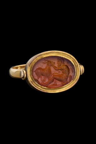 A ROMAN CARNELIAN RINGSTONE WITH A SATYR AND A GOAT - Foto 1