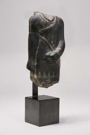 AN EGYPTIAN GRANODIORITE TORSO OF A STRIDING OFFICIAL - фото 2
