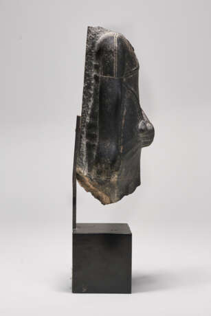 AN EGYPTIAN GRANODIORITE TORSO OF A STRIDING OFFICIAL - фото 3