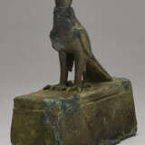 AN EGYPTIAN BRONZE FALCON COFFIN - Foto 3