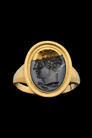 A EUROPEAN BLACK CHALCEDONY RINGSTONE WITH A HEAD OF HERCULES - Foto 1