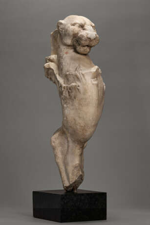 A ROMAN MARBLE TRAPEZOPHORUS WITH A PANTHER - Foto 1