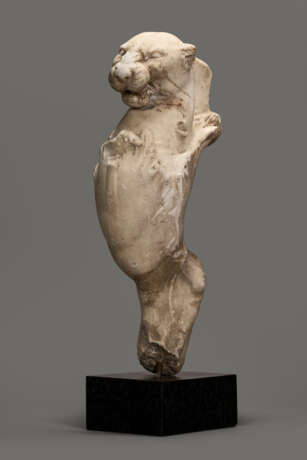 A ROMAN MARBLE TRAPEZOPHORUS WITH A PANTHER - Foto 3