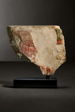 AN EGYPTIAN PAINTED LIMESTONE RELIEF FRAGMENT - Foto 1