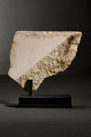 AN EGYPTIAN PAINTED LIMESTONE RELIEF FRAGMENT - фото 2