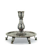 Construction métallique. A VERY LARGE SILVER-INLAID BIDRI CANDLESTICK AND TRAY
