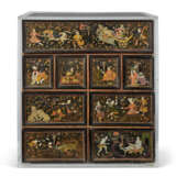A FINELY LACQUERED MUGHAL CABINET - фото 1
