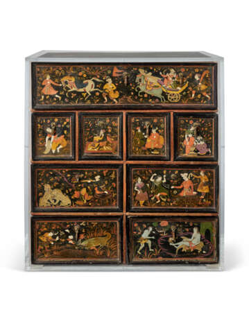 A FINELY LACQUERED MUGHAL CABINET - фото 1