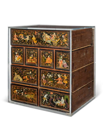 A FINELY LACQUERED MUGHAL CABINET - фото 2