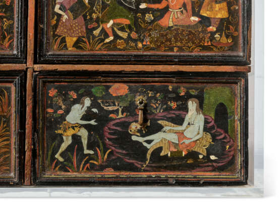A FINELY LACQUERED MUGHAL CABINET - Foto 6