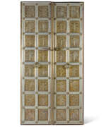 Silber. A PAIR OF SILVER AND BRASS-MOUNTED WOODEN DOORS