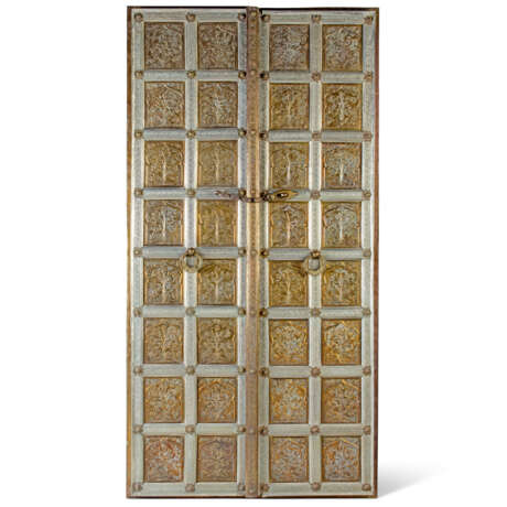 A PAIR OF SILVER AND BRASS-MOUNTED WOODEN DOORS - Foto 1