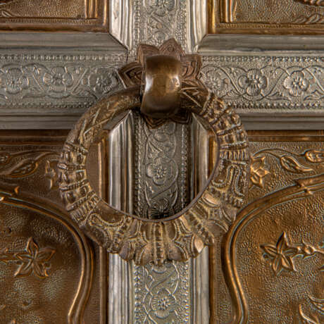 A PAIR OF SILVER AND BRASS-MOUNTED WOODEN DOORS - photo 4