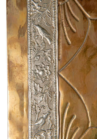 A PAIR OF SILVER AND BRASS-MOUNTED WOODEN DOORS - Foto 6
