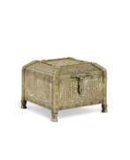 Messing. A GOLD AND SILVER-INLAID BRASS CAIROWARE BOX (SUNDUQ)