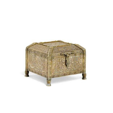 A GOLD AND SILVER-INLAID BRASS CAIROWARE BOX (SUNDUQ) - фото 1