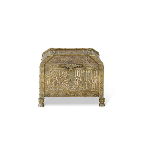 A GOLD AND SILVER-INLAID BRASS CAIROWARE BOX (SUNDUQ) - фото 2