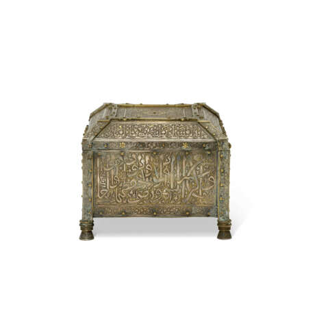 A GOLD AND SILVER-INLAID BRASS CAIROWARE BOX (SUNDUQ) - фото 3