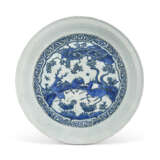 A LARGE SAFAVID BLUE AND WHITE POTTERY DISH - Foto 1