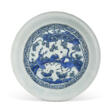 A LARGE SAFAVID BLUE AND WHITE POTTERY DISH - Auktionsarchiv