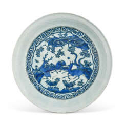 A LARGE SAFAVID BLUE AND WHITE POTTERY DISH
