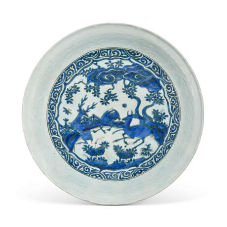 A LARGE SAFAVID BLUE AND WHITE POTTERY DISH - фото 1