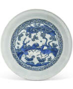 Platten und Tabletts. A LARGE SAFAVID BLUE AND WHITE POTTERY DISH
