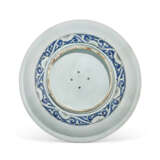 A LARGE SAFAVID BLUE AND WHITE POTTERY DISH - фото 2