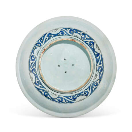 A LARGE SAFAVID BLUE AND WHITE POTTERY DISH - photo 2