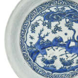 A LARGE SAFAVID BLUE AND WHITE POTTERY DISH - фото 3