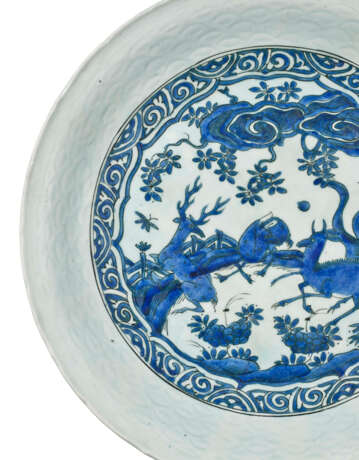 A LARGE SAFAVID BLUE AND WHITE POTTERY DISH - Foto 3